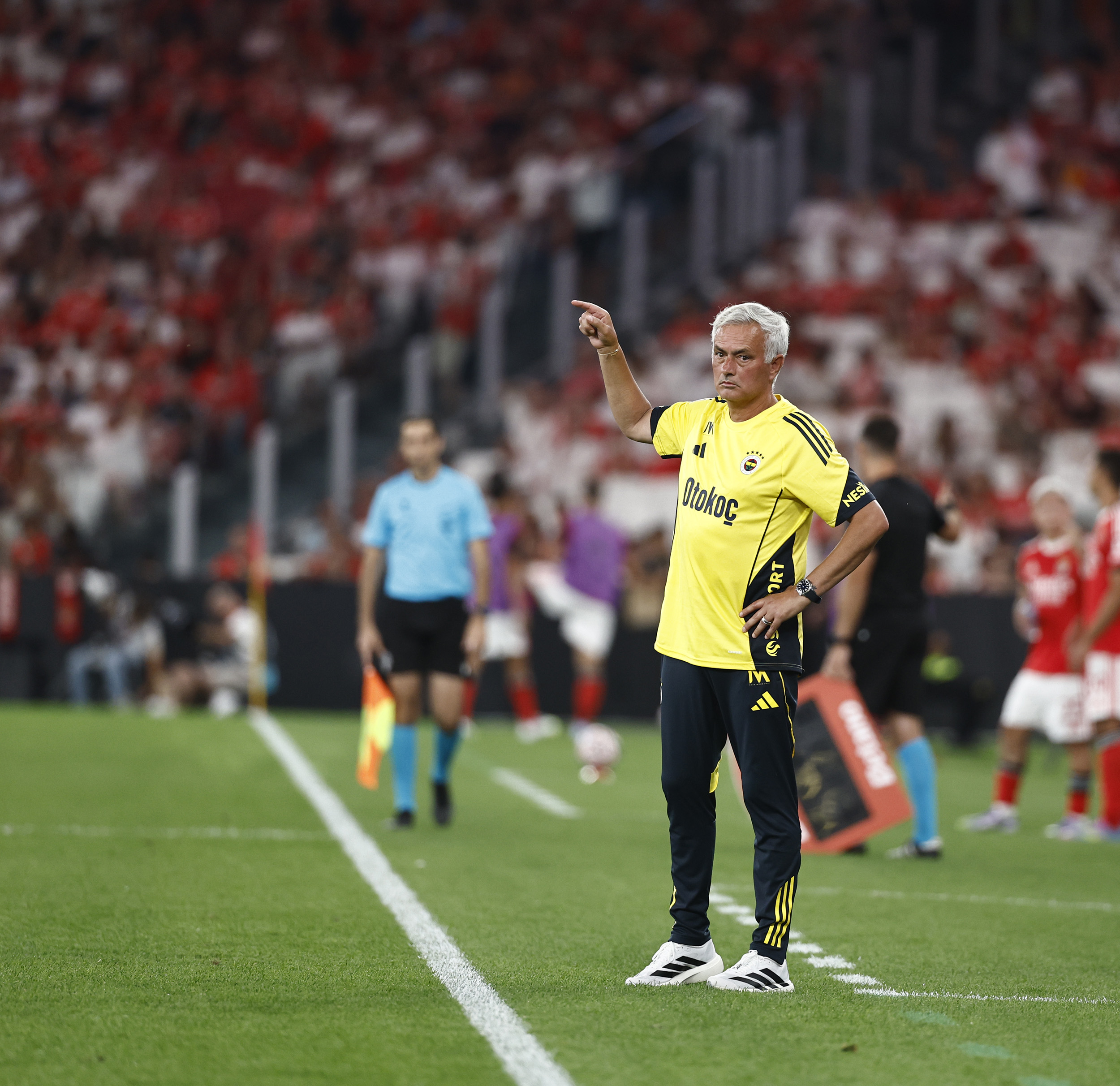 开云体育中国-德布劳内连续五场比赛得分超过大比分领先赛前状态回暖引欢呼，连对手都承认：本菲卡今夜门线救险