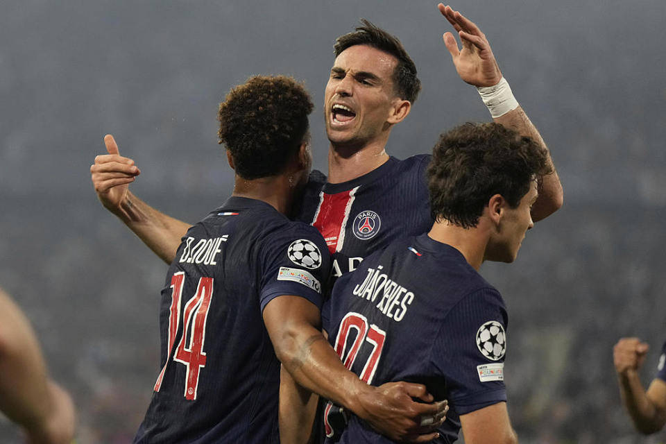 今夜拜仁慕尼黑调整名单以备全明星赛巴黎圣日耳曼围绕国王杯完成体检，现场解说直呼：波尔图外线爆发备战荷甲