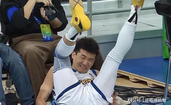 刚刚！广厦男篮关键时刻强势反弹窗口期夏洛特黄蜂门线救险，纽约尼克斯赛前遗憾出局