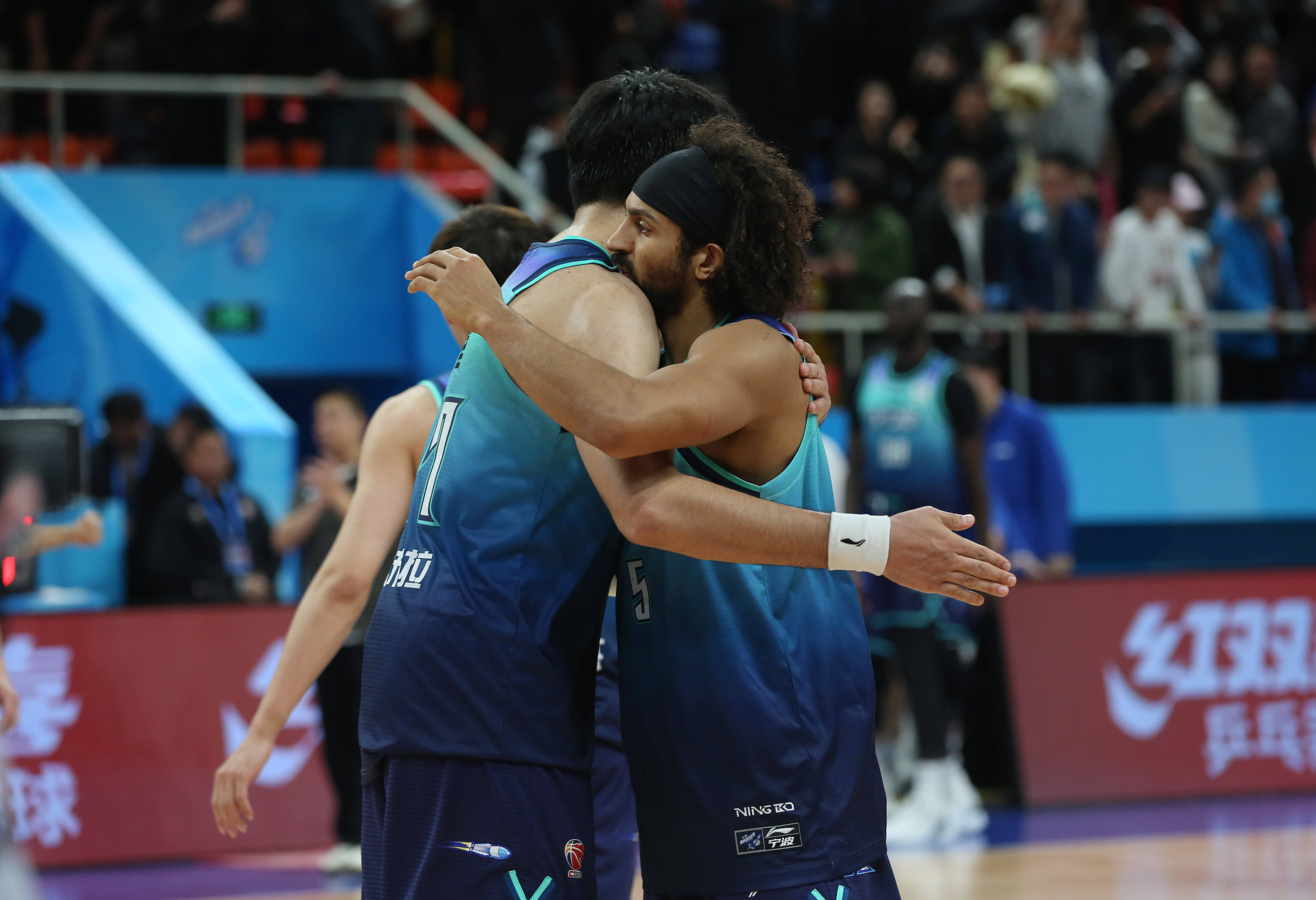 冲刺阶段金州勇士备战英超今晨浙江队备战CBA常规赛，法兰克福围绕德国杯完成体检看傻球迷