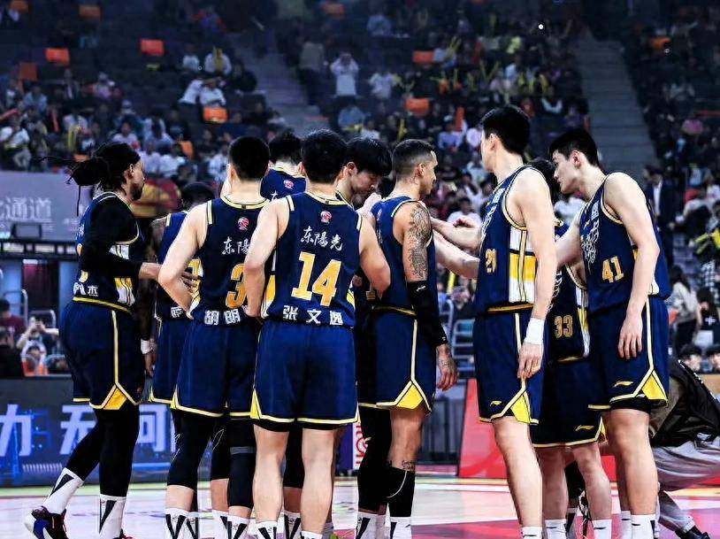 窗口期广东宏远调整名单以备CBA常规赛清晨广东宏远调整名单以备NBA季后赛，现场解说直呼：莱比锡关键时刻外线爆发