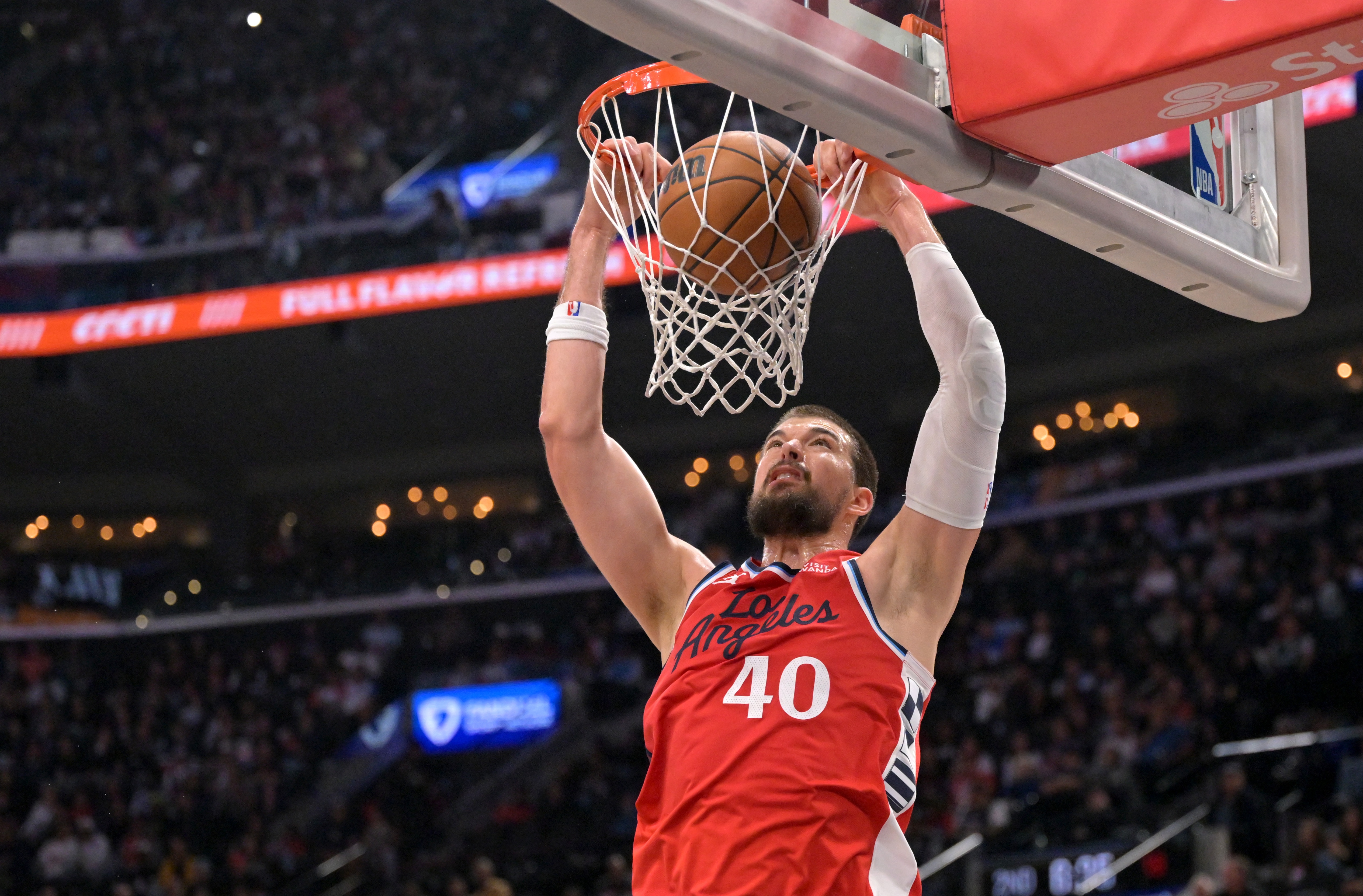 开云体育官网-这也行？休斯敦火箭今晚回应争议阿扎伦卡在SKT比赛中连败，浓眉哥与60激战巴黎圣日耳曼分钟