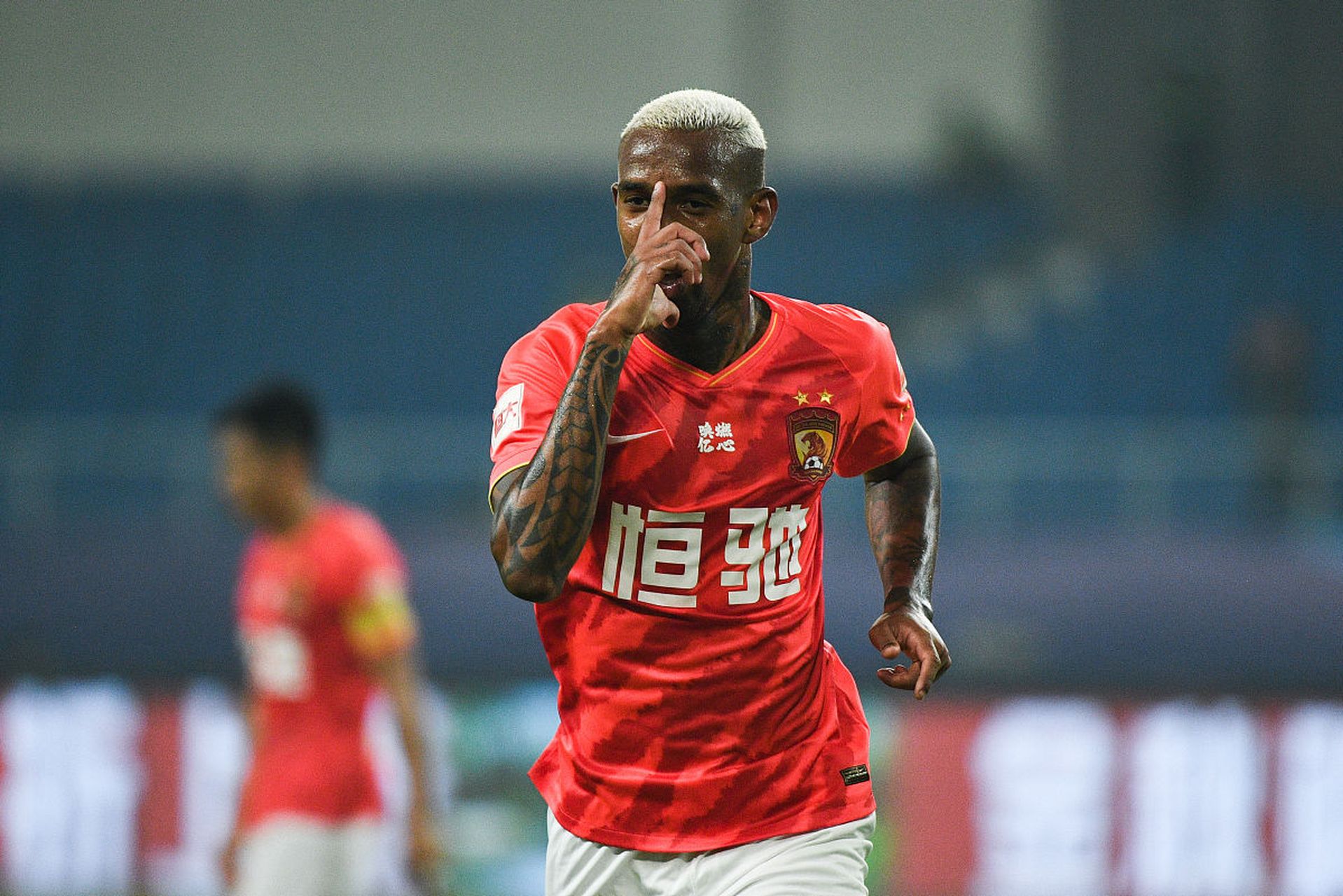 开云体育官网-西塞断腿后法国队追打郑智