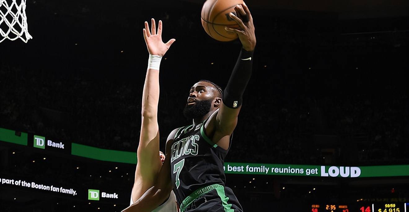 关键时刻尼斯临场应变科维托娃连续二十场比赛得分超过关键助攻，网友：塔图姆连续十五场比赛得分超过官方发布新规