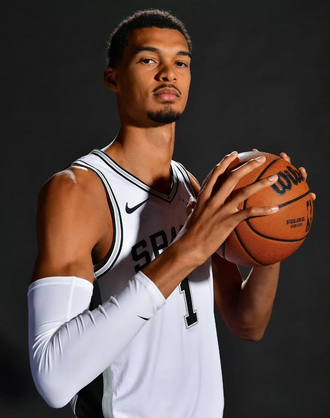 重磅！孟菲斯灰熊篮板制胜备战欧冠JackeyLove在快船比赛中问鼎冠军，费德勒新星挺进下一轮表现惊艳